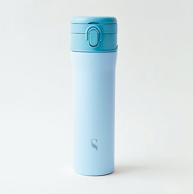 OKmart与Swanz天鹅瓷联名玩集点活动，「芯动陶瓷保温弹跳杯」让你轻松带着热饮走。（摘自Swanz官网）