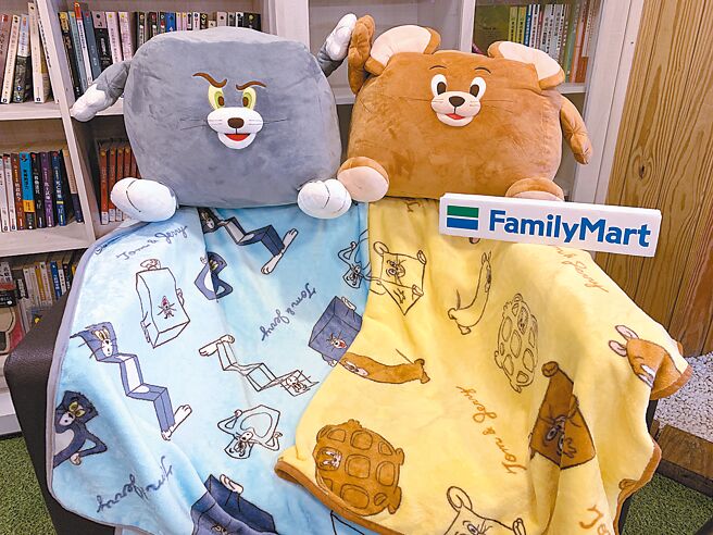 全家集点活动让《姆猫与杰利鼠》化身为立方体与三角体绒毛抱枕，还附有两角色Ｑ萌表情的保暖毯子，400点加699元就能带走。（全家提供）