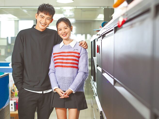 张庭瑚（左）跟袁子芸拍《你在我心上》，CP感十足。（陈俊吉摄）