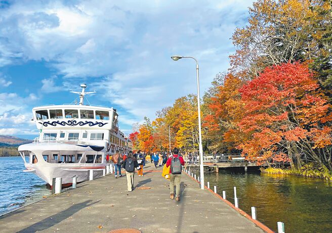 阿寒湖的游览船可到有绿球藻展览观察中心的小岛，沿途欣赏如诗如画的山水美景。（何书青摄）
