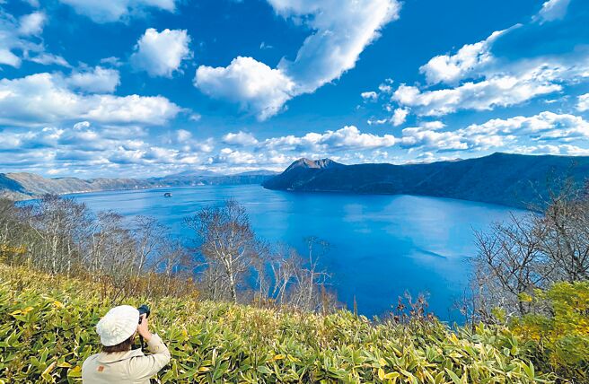 摩周湖以清澈水质闻名，湖水像蓝宝石般梦幻夺目。（何书青摄）