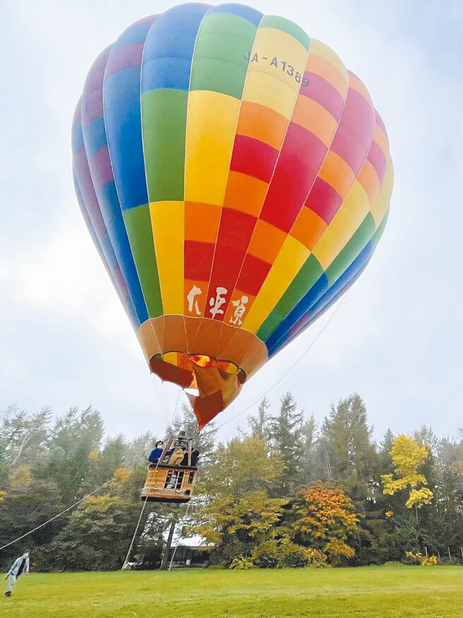 十胜川温泉不仅有独特温泉能泡，户外活动也多，热气球繫留体验是大小朋友都喜爱的活动。（何书青摄）