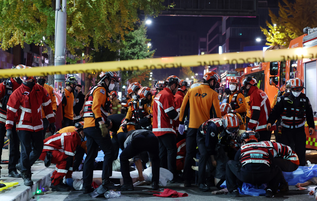 南韩梨泰院踩踏事故截至目前多达81人被施以CPR急救，一些人躺在附近饭店广场等待救援，至少50人出现心跳骤停迹象。 图/美联社(photo:ChinaTimes)