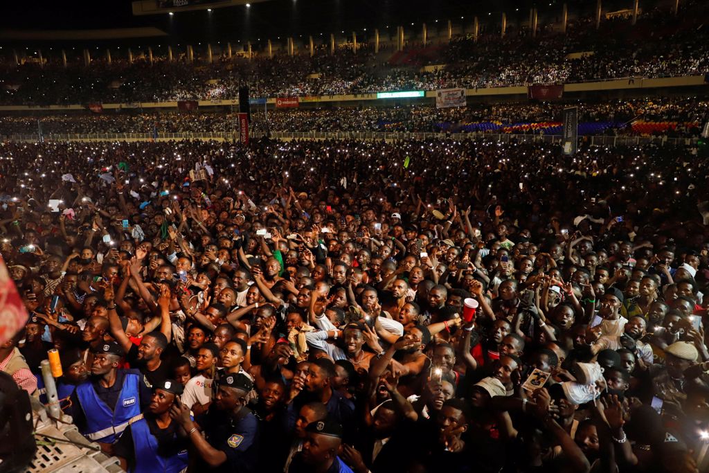 刚果民主共和国昨天在首都金夏沙烈士体育场举办的演唱会因人群推挤，造成含2名警察共11人死亡。 图/路透社(photo:ChinaTimes)