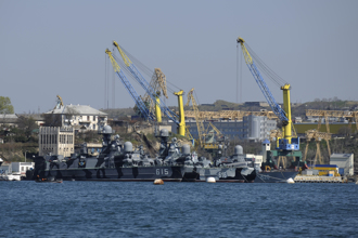 俄黑海艦隊母港遇襲 烏媒發無人艇攻擊畫面