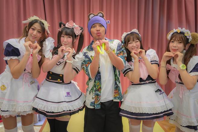 黄明志日前亲自访问AV女优。（亚洲通文创提供）