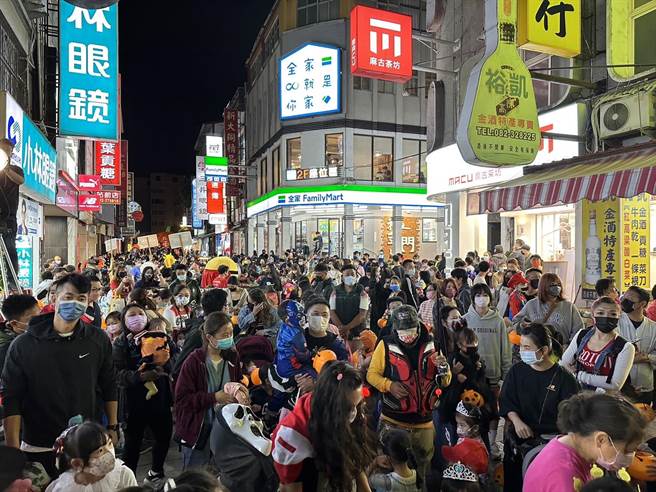 萬聖節主題遊行活動吸引了大批人潮，幾乎擠滿了整條大街(圖／金城鎮公所提供)