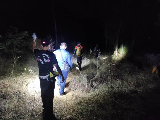 金门太武山羊角囊山区昨(29)日晚间发生一起登山受困意外，消防局获报立即出动救难人员前往搜救(图／金门县消防局提供)