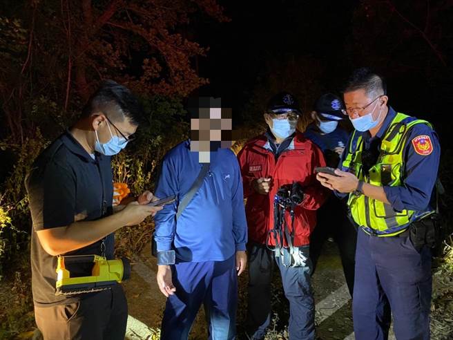 搜救人员透过精准定位系统，14分钟即寻得该受困民眾，结束一场虚惊(图／金门县消防局提供)