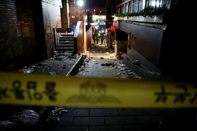 南韓首爾梨泰院29日深夜發生嚴重踩踏意外，釀成逾200人傷亡，事故地點疑為下坡路段。（圖／路透社）
