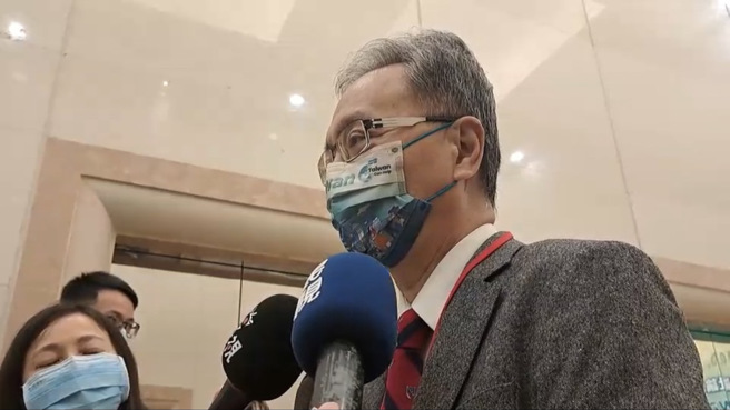 由于有立委质疑，高端EUA审查委员会拖过选举后才举行，卫福部长薛瑞元不会。(郑郁蓁摄)