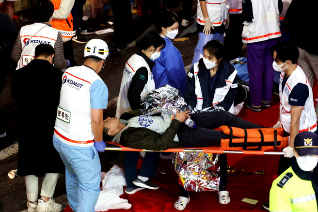 南韓首爾梨泰院萬聖節踩踏事件至少造成19名外國人士喪命，當中包含中國大陸、伊朗、烏茲別克、挪威公民。另外首爾當局也擔憂表示，失蹤人口的通報正在迅速增加。圖為傷者。（圖／路透社）