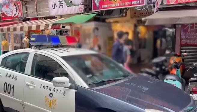 警方在峨眉街一处棋牌社查获麻将赌场，带回32名赌客。（翻摄画面）