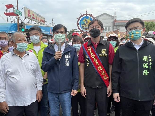 高雄市长陈其迈30日参加「旗津天后宫过港祈福会乡巡礼大典镇殿妈祖开光启灵遶境赐福」活动，现场人潮爆满，陈其迈针对南韩首尔梨泰院万圣节死亡踩踏事件表达遗憾。（洪浩轩摄）