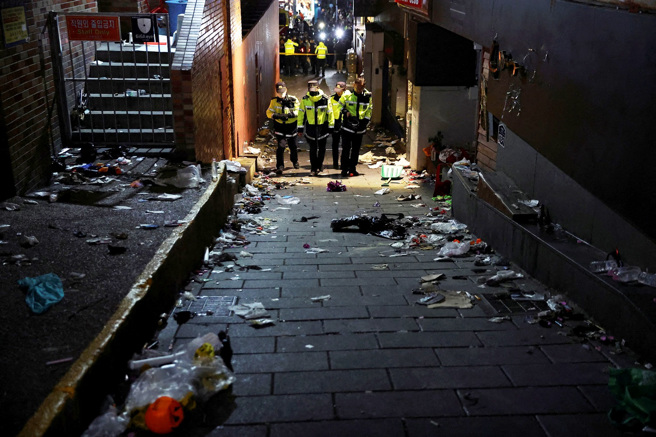 南韓首爾梨泰院萬聖節踩踏事件發生在4公尺寬、長45公尺的陡峭狹窄巷弄內。（圖／路透社）