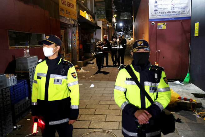 南韓首爾梨泰院萬聖節踩踏事件發生在4公尺寬、長45公尺的陡峭狹窄巷弄內。（圖／路透社）