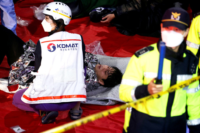 圖為已獲救的傷者。（圖／路透社）