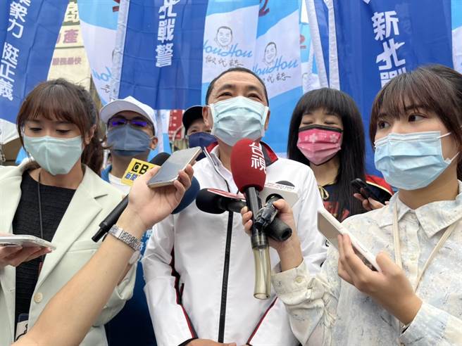 针对南韩梨泰院29日深夜发生万圣节百死意外，新北市长侯友宜受访时，有媒体问及新北耶诞城的维安问题，他强调安全是第一要位。(黄敬文摄)