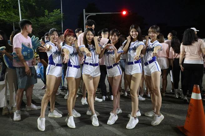 「2022高雄富邦马拉松」30日清晨5时在高雄国家体育场盛大登场，此次赛事匯集国内外6000多名跑者共襄盛举，高雄市长陈其迈特别到场为此次赛会鸣枪，并给予选手们鼓励。（高市府新闻局提供／洪浩轩高雄传真）