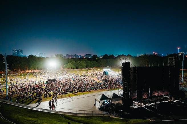 維也納愛樂在29日晚間首訪衛武營，由指揮大師弗朗茲・魏瑟－莫斯特帶領，演出布拉姆斯的大學慶典序曲、第三號交響曲，最後以理查．史特勞斯的查拉圖斯特拉如是說作結，現場樂迷聽得如癡如醉。（衛武營國家藝術文化中心提供）