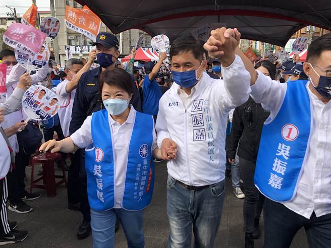 台中市长卢秀燕今天第一场选举行程，前往东势区与市议员候选人吴振嘉成立联合竞选总部。(陈世宗摄)