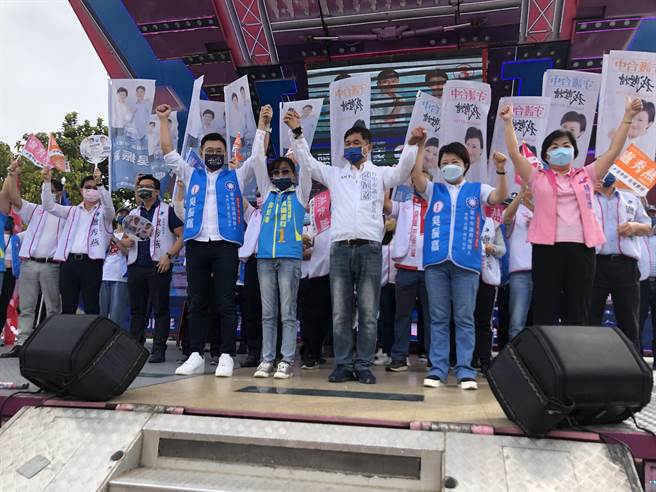 国民党角逐连任的台中市长卢秀燕，今天和市议员候选人吴振嘉成立联合竞选总部。（陈世宗摄）