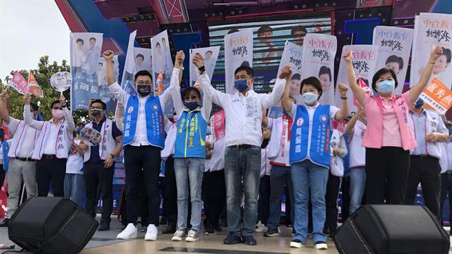 国民党角逐连任的台中市长卢秀燕，今天和市议员候选人吴振嘉成立联合竞选总部。（陈世宗摄）