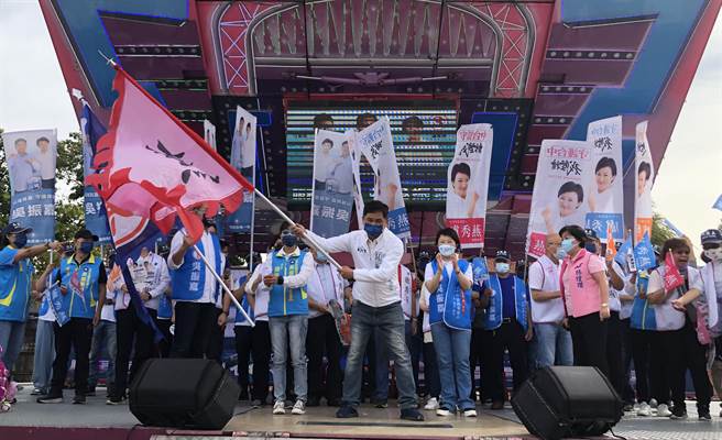 国民党角逐连任的台中市长卢秀燕，今天和市议员候选人吴振嘉成立联合竞选总部。（陈世宗摄）