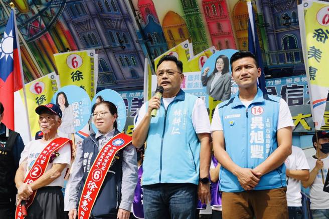 國民黨新竹市長候選人林耕仁（右二）期盼為新竹的下一代打造「舒適減壓」的永續環境。（圖 / 取自林耕仁臉書）