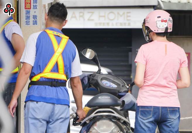 中油宣布明起國內汽、柴油各調漲0.3元。(本報資料照片)