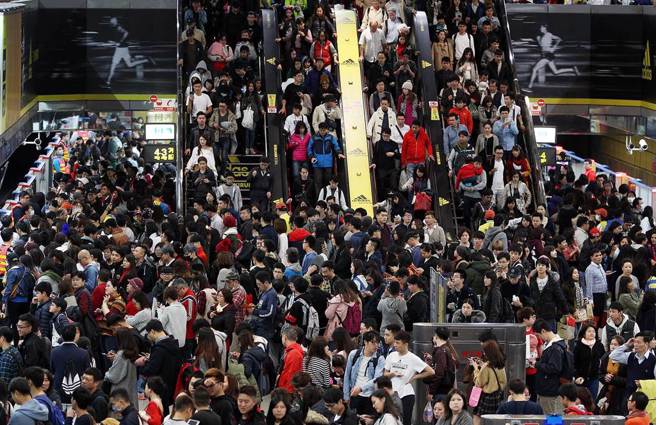 许多人分析台湾有东踏取蜜的文化，被碰到时往往会直接开骂。图为2017年台北跨年捷运人潮。（示意图／资料照，记者赵双杰摄影）