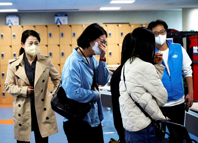 南韩首尔梨泰院万圣节踩踏事件超过3000人失踪，许多家长哭着一家一家医院寻找失踪儿女。图为家长在首尔一间社区服务中心寻找失踪儿女。（图／路透社）