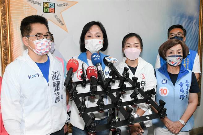 国民党高雄市长候选人柯志恩（左二）对南韩首尔梨泰院万圣节踩踏事件回应，她认为大家须保持警惕，举办活动前做好规画。（林瑞益摄）
