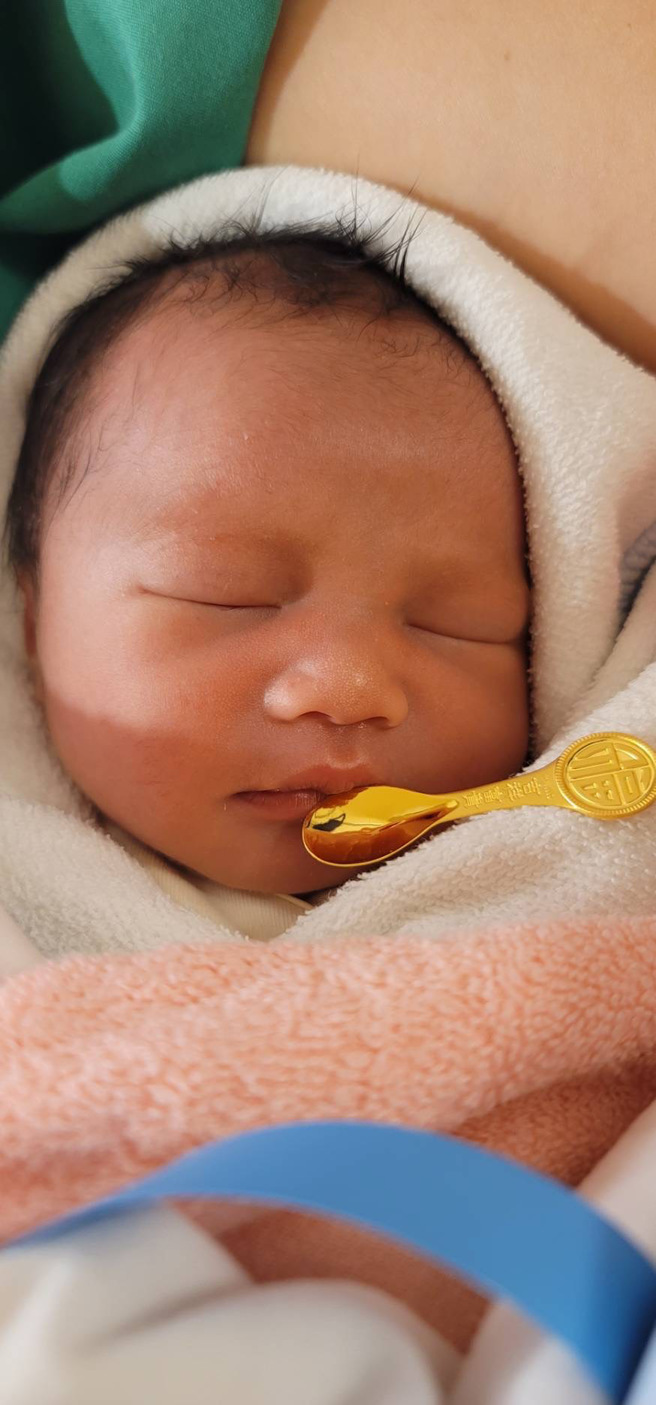 小金好友特别送上「金汤匙」祝福。（经纪人提供）