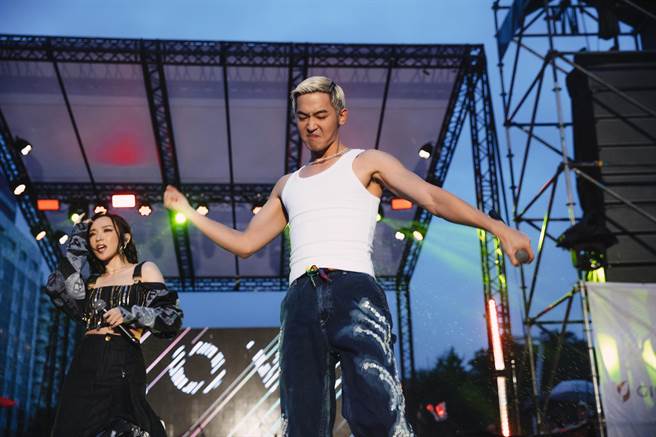 吴思贤（右）昨与阎奕格合唱力挺同志游行。（艺和创艺提供）