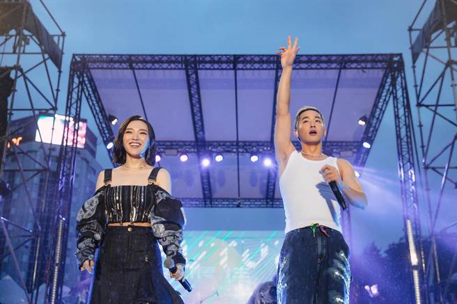 吴思贤（右）昨与阎奕格合唱力挺同志游行。（艺和创艺提供）