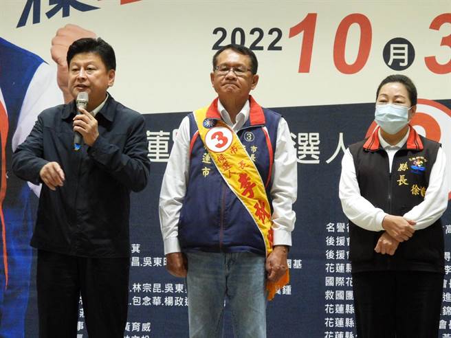 国民党花莲市长候选人李秋旺（中）今举办竞选总部成立大会，立委傅昆萁（左）与县长徐榛蔚（右）同台力挺，恳请选民团结一心，替国民党加油。（罗亦晽摄）