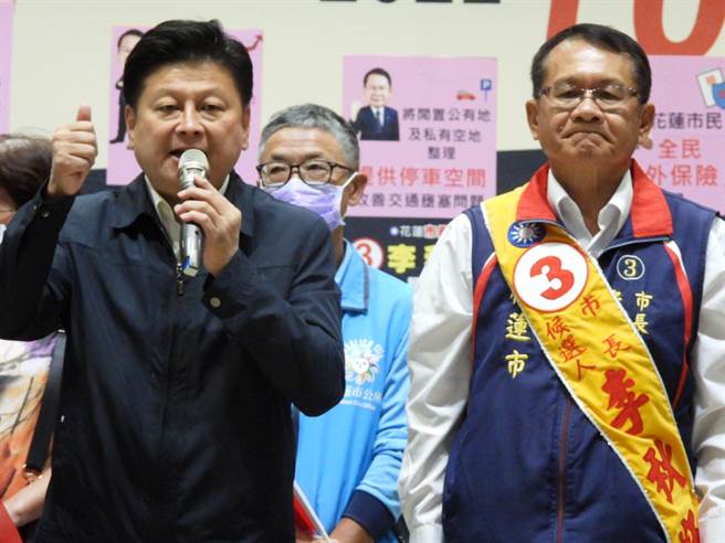 国民党花莲市长候选人李秋旺（左）今举办竞选总部成立大会，立委傅昆萁（左）肯定李是国民党最坚强的基础及堡垒，希望选民能团结一心，在关键时刻，集结所有力量，为国民党加油。（罗亦晽摄）