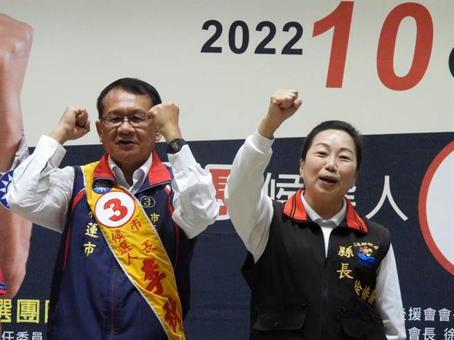 国民党花莲市长候选人李秋旺（左）今举办竞选总部成立大会，县长徐榛蔚（右）到场力挺，并夸他是最好的精算师，未来若顺利当选，会妥善利用有限预算，与县府携手合作，打造崭新的花莲市。（罗亦晽摄）
