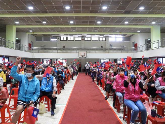 国民党花莲市长候选人李秋旺今举办竞选总部成立大会，现场逾500名支持者摇旗齐喊「冻蒜」。（罗亦晽摄）
