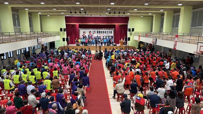 国民党花莲市长候选人李秋旺今举办竞选总部成立大会，现场逾500名支持者不畏雨势，前往现场力挺，齐喊「冻蒜」。（罗亦晽摄）