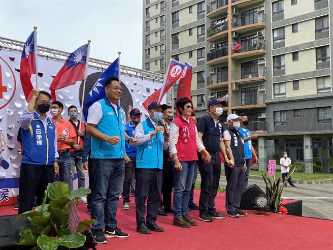 国民党新竹市长候选人林耕仁（前排左一）30日参加东区市议员候选人锺淑英（前排中）竞选总部成立大会。（林耕仁提供／新竹传真）