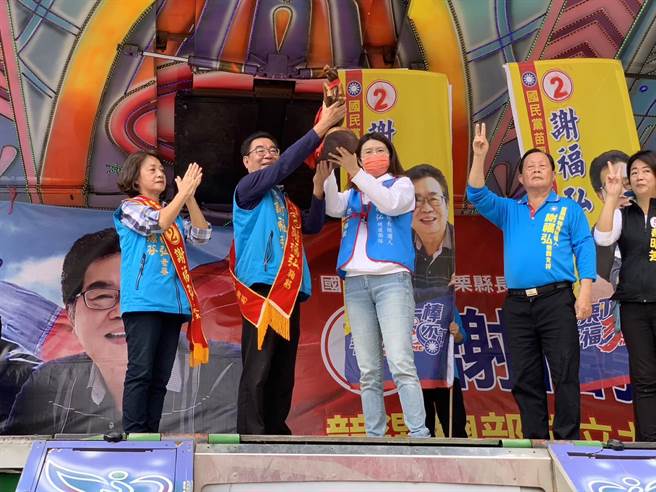 立委鄭麗文（前右）今天到場幫謝福弘站台。（謝福弘競選團隊提供／李京昇苗栗傳真）