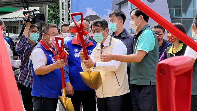 台南市長黃偉哲（米色背心）到場見證，並在金鏟上簽名留下紀念。（張毓翎攝）