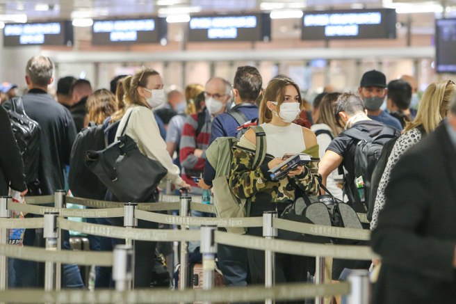 國內新冠疫情持續延燒，圖為桃園機場的排隊入境旅客。（資料照 陳麒全攝）