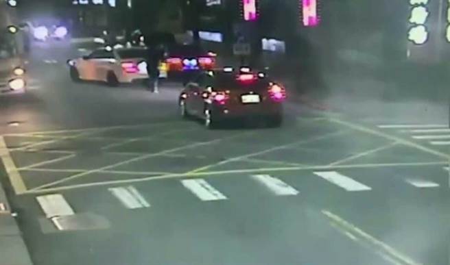 徐姓主嫌等5人分乘2辆车将郭姓男子押上车带走。（翻摄画面）