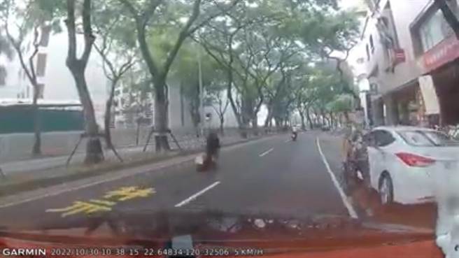 白车驾驶恶意逼车、拦车，还下车向驾驶叫嚣。（翻摄照片／崔正纲高雄传真）