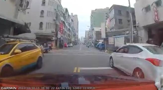 驾驶离开现场后，白车驾驶还是紧追在后，违规超车并用手示意停下。（翻摄照片／崔正纲高雄传真）