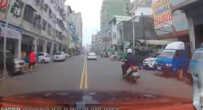 白车驾驶示意后不久加速逃逸，原来是有员警在后追捕。（翻摄照片／崔正纲高雄传真）