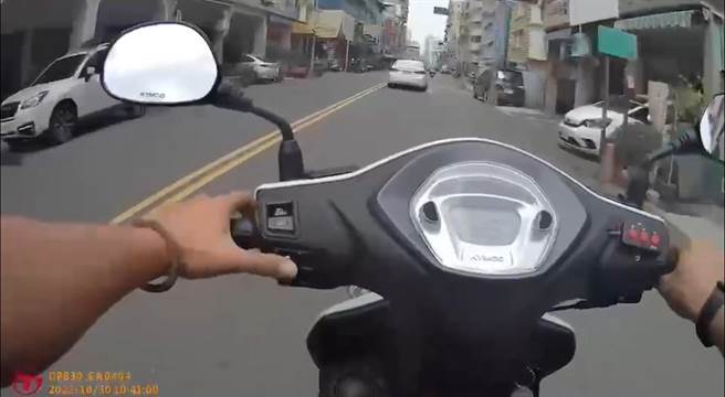 员警在后追捕，直到白车驾驶违规闯红灯左转逃逸，员警顾及用路人安危便停下依规定举发，并通报三民二警分局。（翻摄照片／崔正纲高雄传真）